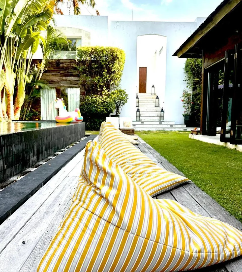 Elegant Villa Casabianca - Tropical Pool & Garden, Near Potato Head Beach Club! Seminyak