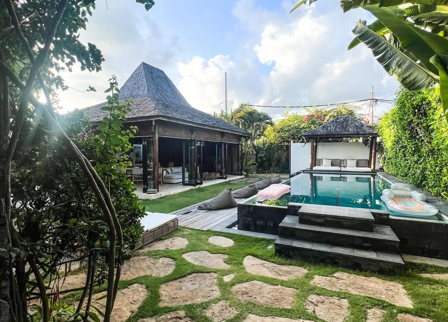Elegant Villa Casabianca - Tropical Pool & Garden, Near Potato Head Beach Club! Seminyak